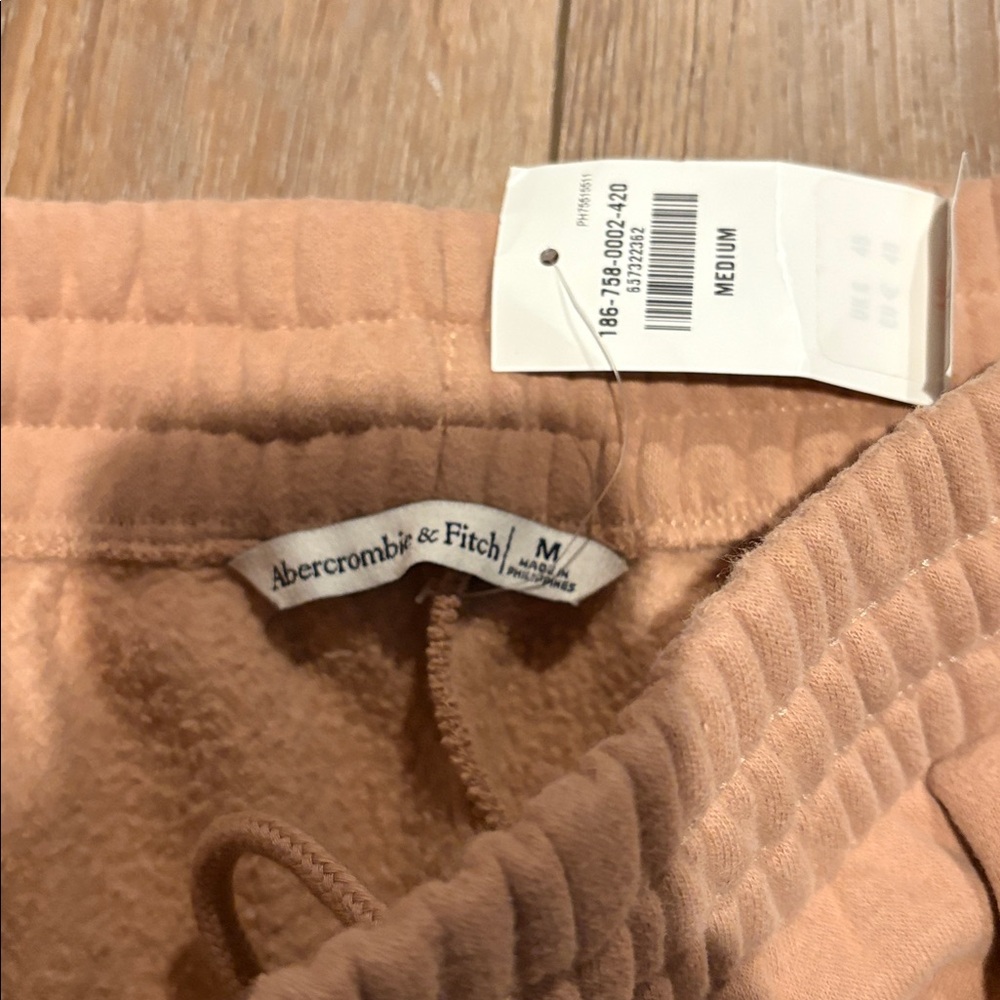 NWT women’s Abercrombie orange brown medium sweatshorts - Picture 3 of 3